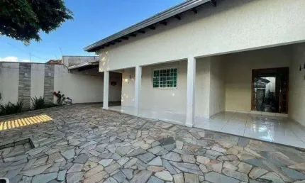 Casa à venda, 3 quartos, 2 suítes, 5 vagas, Santa Mônica - Uberlândia/MG