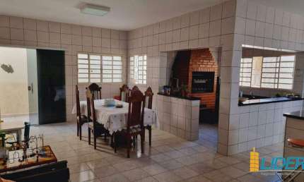 Casa à venda, 5 quartos, 2 suítes, 4 vagas, Pacaembu - Uberlândia/MG