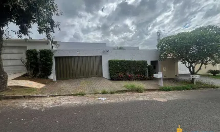 Casa com 3 quartos à venda na Rua Liriosazuis, Cidade Jardim, Uberlândia