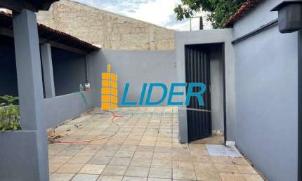 Casa com 2 quartos para alugar na Rua Royalties, Laranjeiras, Uberlândia