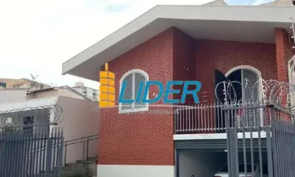 Excelente sobrado com 195m2 de construção em terreno de 346m2 à venda em localização privilegiada no bairro Cazeca
