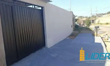 Casa com 2 quartos para alugar na Rua Marlon Figueiredo Mateus dos Santos, Residencial Lago Azul, Uberlândia