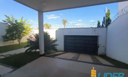 Casa com 3 quartos à venda na Rua dos Cravos, Cidade Jardim, Uberlândia