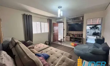 Casa à venda, 3 quartos, 1 suíte, 3 vagas, Santa Mônica - Uberlândia/MG