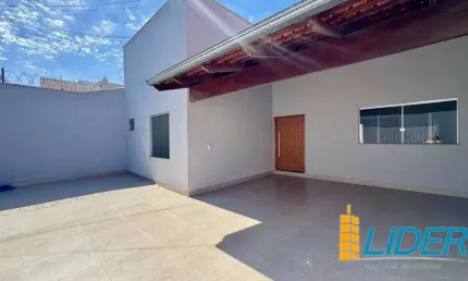 Casa à venda, 3 quartos, 3 suítes, 4 vagas, Santa Mônica - Uberlândia/MG