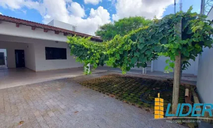 Bela casa com 225m2 de construção em terreno de 285m2, toda montada de armários planejados à venda no bairro alto umuarama