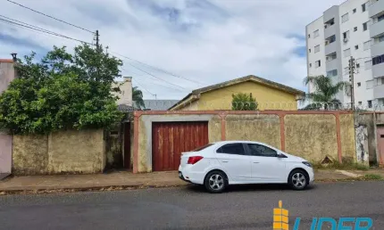 São 03 ótimas casas em um terreno de 510m2 à venda no bairro osvaldo rezende