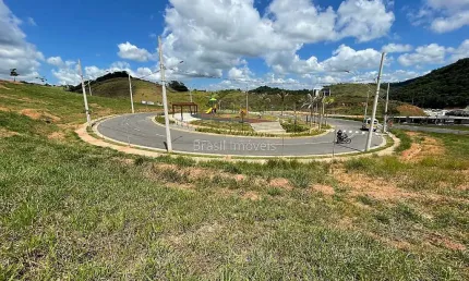 Terreno com leve aclive no condomínio Estrela Alta.