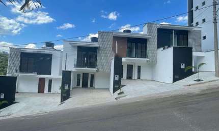 Casa geminada triplex de 03 quartos com suíte no Recanto da Mata