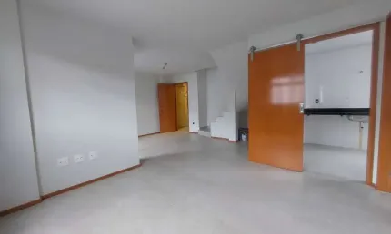 Cobertura duplex com 03  suítes, garagem para 02 carros e elevador no Morro da Glória