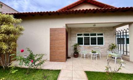 Casa com piscina em Condomínio Fechado no Aeroporto