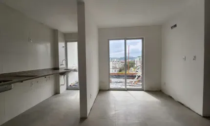 Apartamento área externa de 02 quartos com suíte, vaga de garagem e elevadore no Santa Catarina.