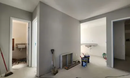 Apartamento área externa de 02 quartos com suíte, vaga de garagem e elevadore no santa catarina.