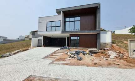 Casa com 04 suítes, espaço gourmet e piscina no Alphaville