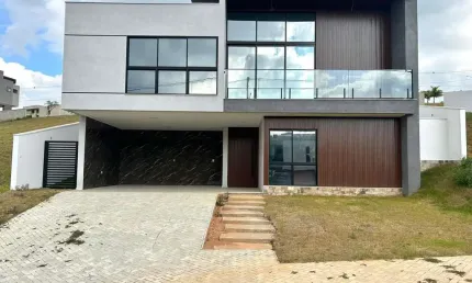 Casa com 04 suítes, espaço gourmet e piscina no Alphaville