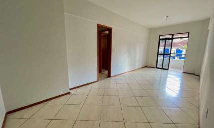 Apartamento com 03 quartos e área externa no Centro