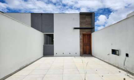 Casa triplex de 03 quartos, sendo 01 suíte e 02 vagas de garagem no São Pedro