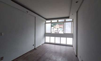 Locação - Apartamento amplo 02 quartos sendo um suíte na Rua Santo Antônio com Rua Halfeld