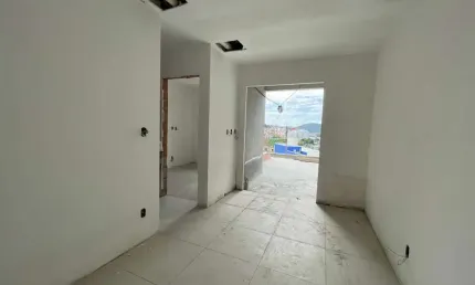 Apartamento garden de 02 quartos com suíte, 02 vagas de garagem e 02 elevadores no santa catarina.