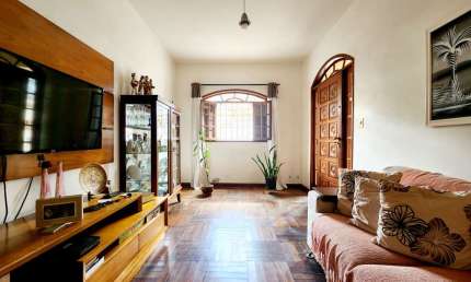 Casa com 3 quartos à venda na Rua Professor Villas Bouçada, Santos Dumont, Juiz de Fora
