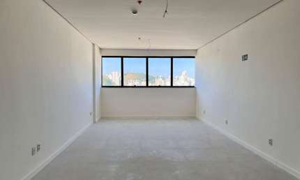 Sala comercial com 40m² e vaga de garagem a poucos metros do Novo Fórum