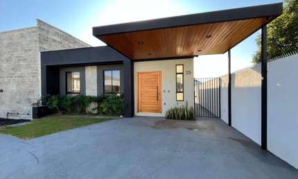 Casa Linear, 03 quartos com uma suíte em condomínio fechado