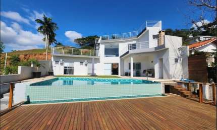 Casa em Condomínio Fechado com 6 suítes em Igaratá-SP