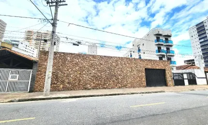 Terreno à venda na Praia Grande, para incorporação e construção de prédio.