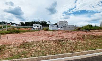 Reserva Araçari Terreno em Condomínio Fechado, Plano, Próximo à Portaria, na Rua Principal do Condomínio
