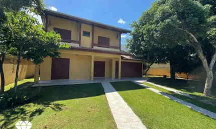 CASA ESPAÇOSA EM BOMBAS EM 2 TERRENOS COM MUITO VERDE!