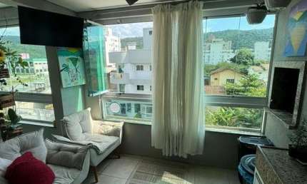 Apartamento a 120 metros da Praia de Bombas SC, frente a Rua, Mobiliado e decora