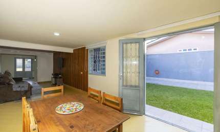 Casa térrea com quintal à venda no São Bráz Curitiba