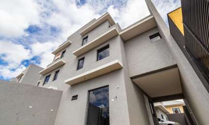 Sobrado novo em condomínio com Ático no Uberaba com suíte