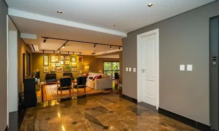 Luxuoso Apartamento em frente ao Clube Curitibano no coração do Água Verde.