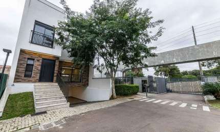 Casa com 3 suítes em condomínio fechado no Bairro Campo Comprido