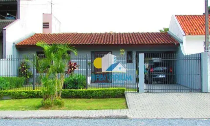 Casa térrea com grande quintal e jardim, 3 dorm (1suíte) 5 vagas