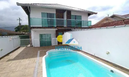 Sobrado poucos metros do Mar 03 quartos sendo 02 suites, piscina em Guaratuba