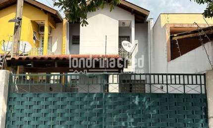 Linda casa com amplo espaço, contendo 03 quartos, sala, cozinha, banheiro e 02 vagas de garagem. Vi