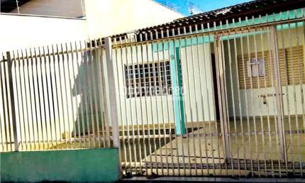 Casa recém-reformada na Zona Leste, 2 quartos, cozinha planejada, amplo espaço e ótima localização
