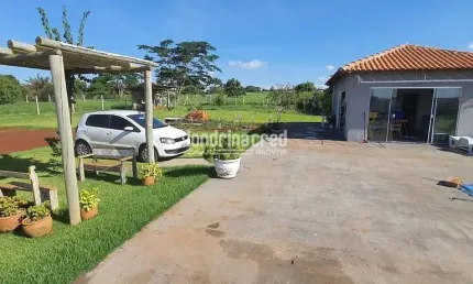 Excelente chácara no Condomínio Estância Favoreto: 2.032m² com piscina, pergolado e casa com cozinh