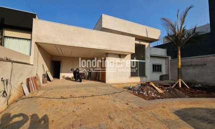 Casa terrea com área gourmet e Piscina,4 vagas de garagem, 03 quartos sendo 01 suite no Condomínio