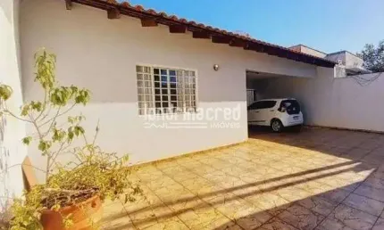 Casa no jardim monte sinai com 03 quartos sendo 01 suite 02 banheiros 4 vagas de garagem.