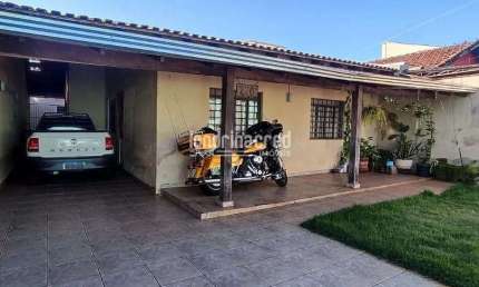 Casa no Milton Gavetti com 03 dormitórios sendo 01 suíte 02 banheiros 02 vagas de garagem na zona n