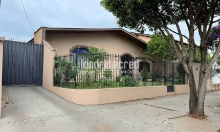 Casa Térrea com Piscina no Jardim Shangri-Lá, Próxima ao Centro de Londrina: Lazer e Sofisticação e