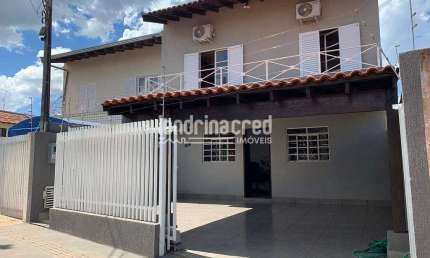 Charmoso Sobrado Geminado: 3 Quartos, 1 Banheiro + Lavabo, 2 Vagas, 115 m² com Energia Solar, Ar Co
