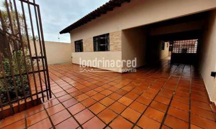 Ampla Casa Mista com 3 Quartos, Suíte e Terreno de 456m² na Zona Leste, Próxima ao Super Golff da A