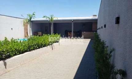 Aproveite este incrível espaço de lazer em Cambé! Terreno de 312 m² com 2 piscinas, amplo salão soc