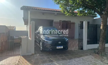 Casa ampla de 2 pisos, pronta para morar e escriturada! 4 quartos, 3 banheiros, área com vista para