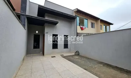 Casa com 2 dormitórios, banheiro, vaga de garagem, sala e cozinha amplas com pé direito alto, ilumi