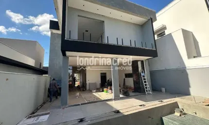 Casa de Alto Padrão em Condomínio na Região Leste de Londrina: 3 Suítes, Piscina Privativa, Carrega